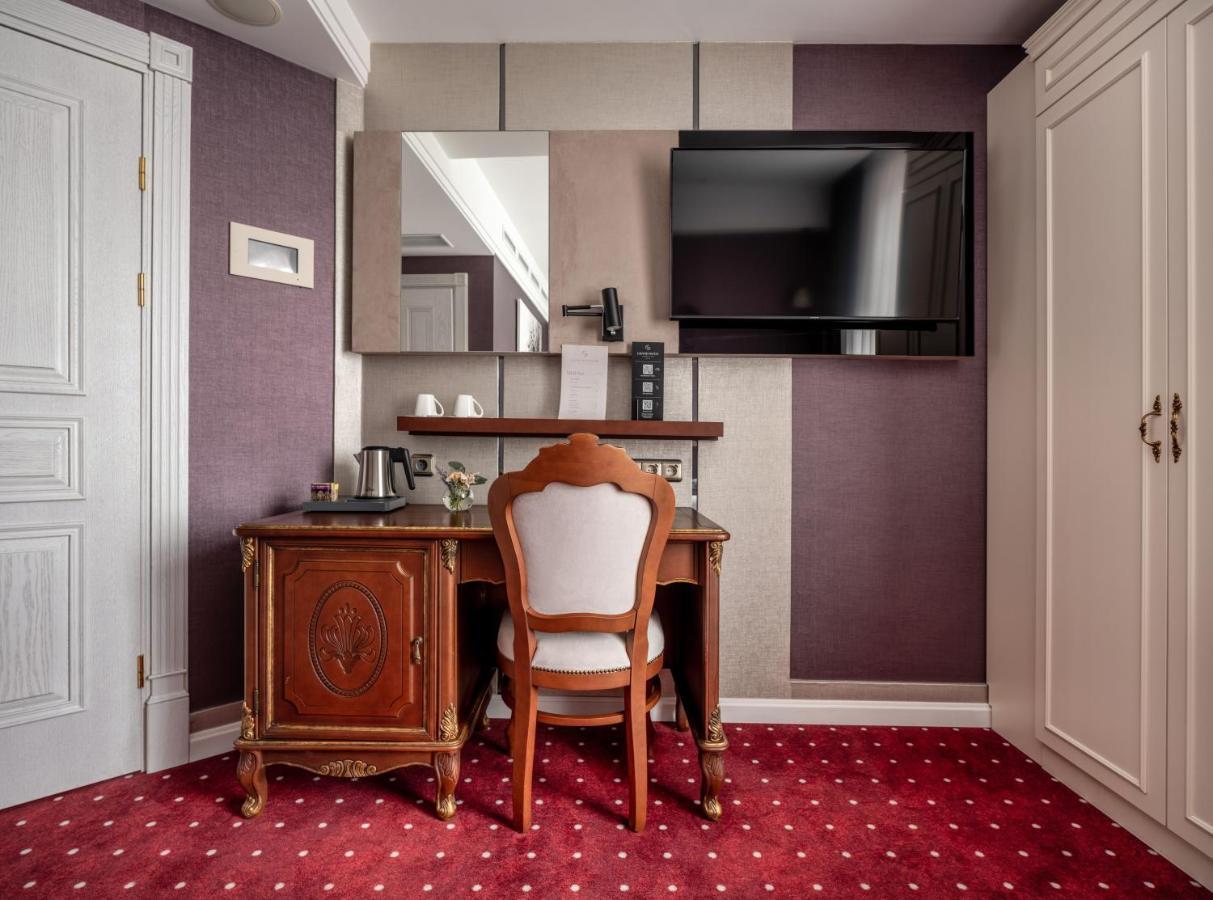Grand Hotel Lviv Casino & Spa Εξωτερικό φωτογραφία A room at the hotel