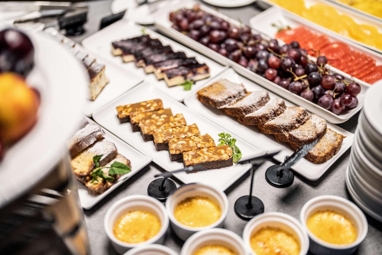 Grand Hotel Lviv Casino & Spa Εξωτερικό φωτογραφία A selection of desserts
