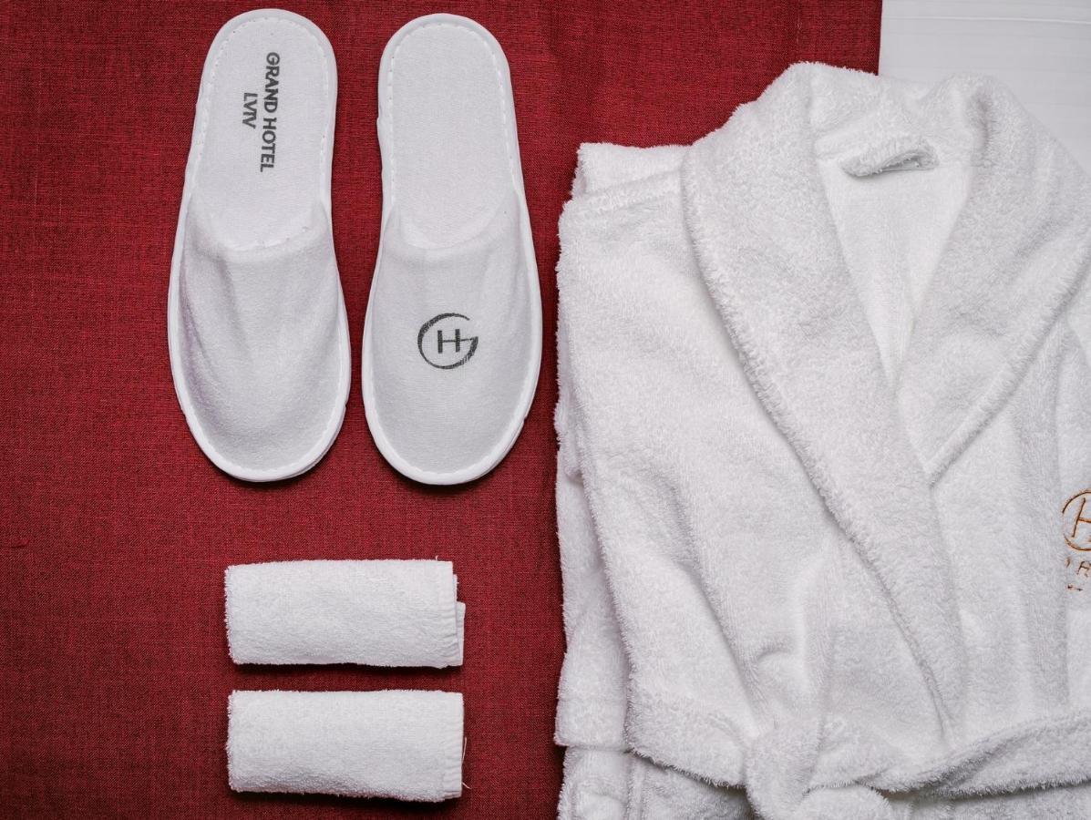 Grand Hotel Lviv Casino & Spa Εξωτερικό φωτογραφία A bathrobe and slippers