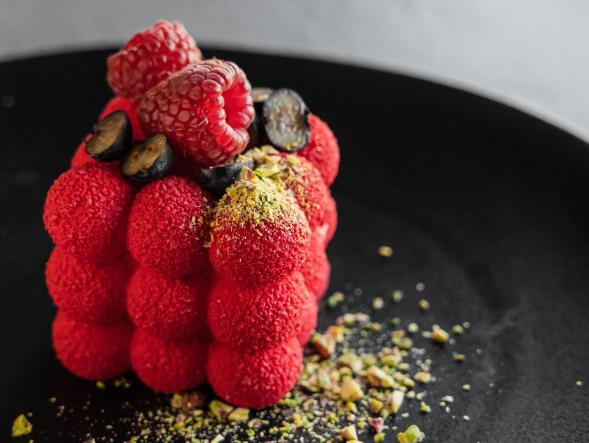 Grand Hotel Lviv Casino & Spa Εξωτερικό φωτογραφία A strawberry dessert