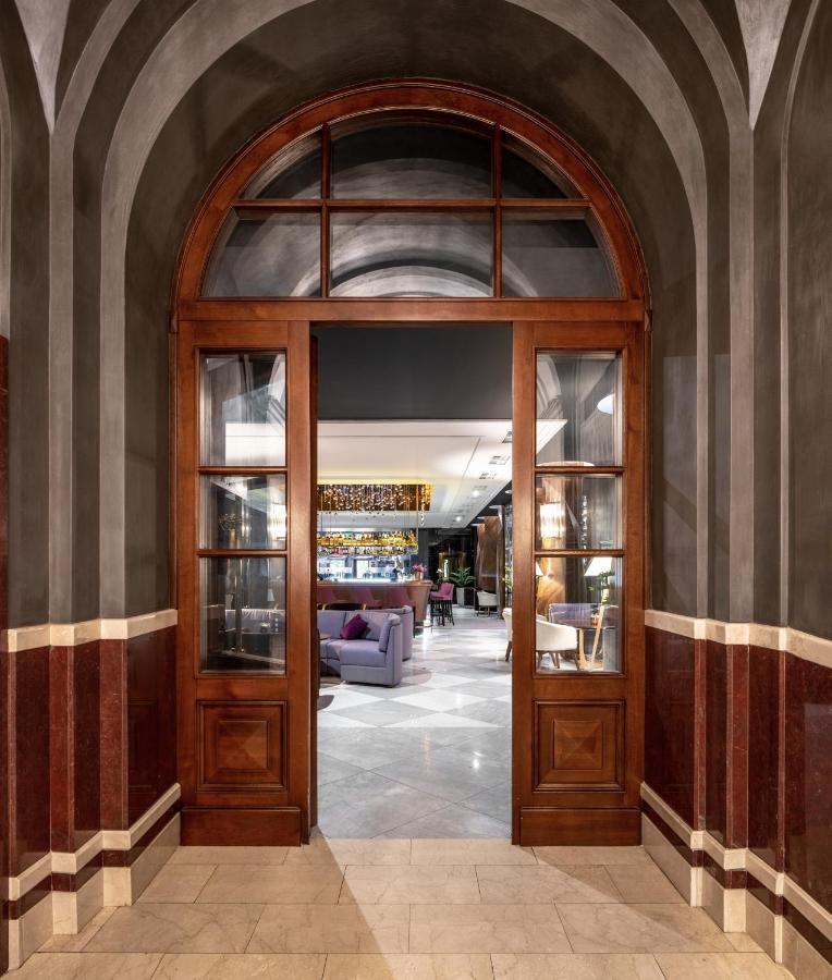 Grand Hotel Lviv Casino & Spa Εξωτερικό φωτογραφία Entrance to the hotel