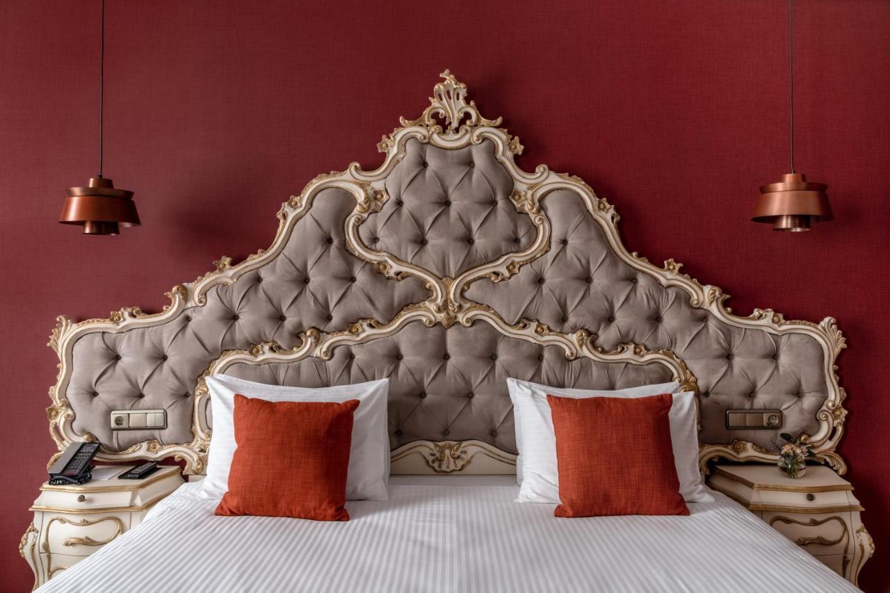 Grand Hotel Lviv Casino & Spa Εξωτερικό φωτογραφία A bed with a headboard