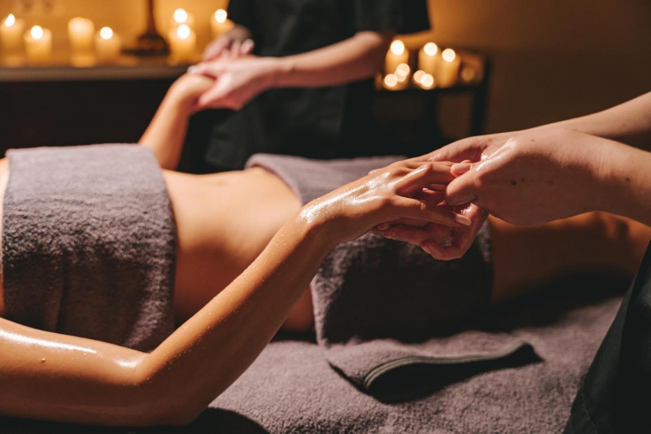 Grand Hotel Lviv Casino & Spa Εξωτερικό φωτογραφία A woman receiving a massage