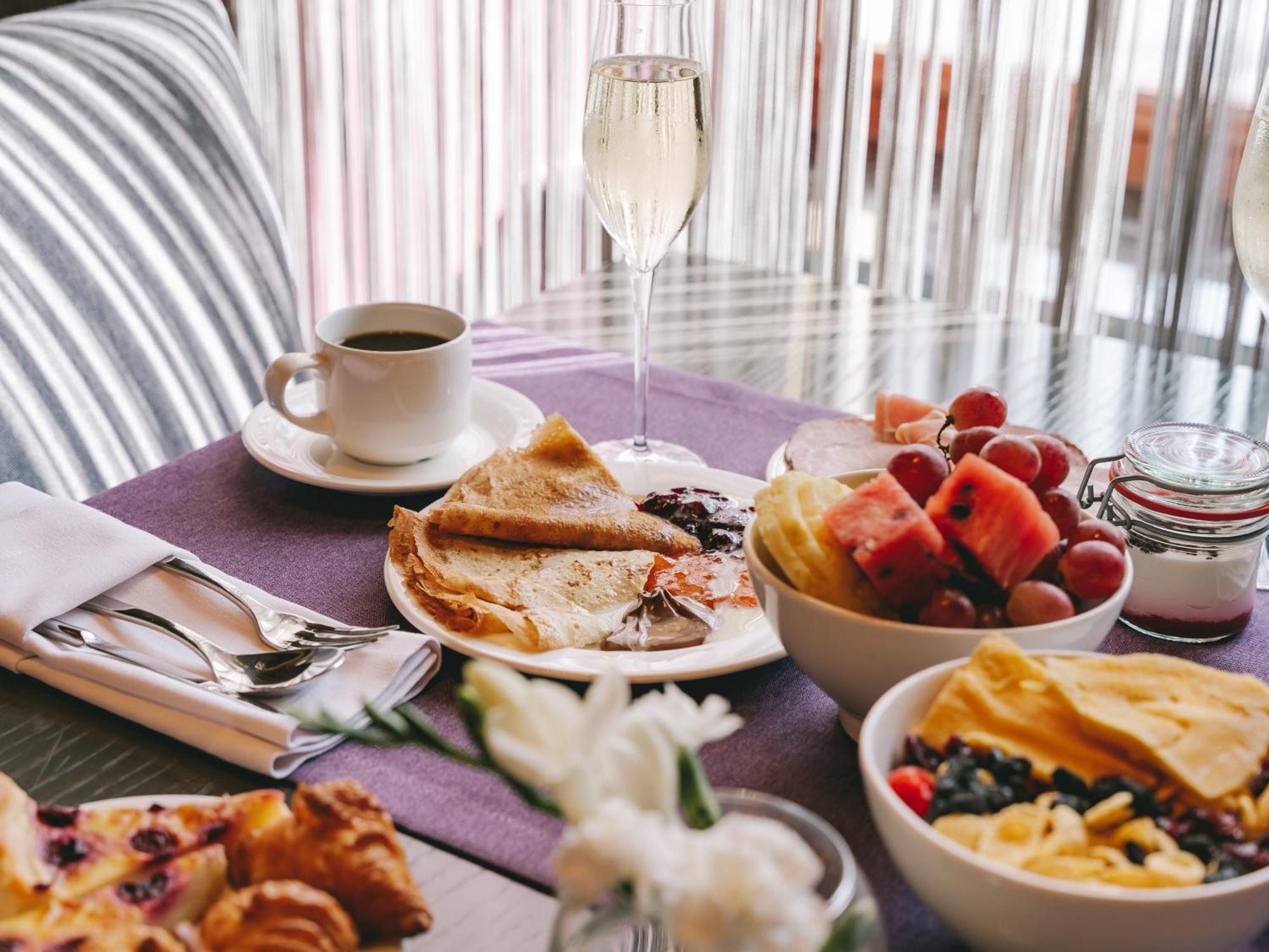 Grand Hotel Lviv Casino & Spa Εξωτερικό φωτογραφία A typical breakfast at the hotel