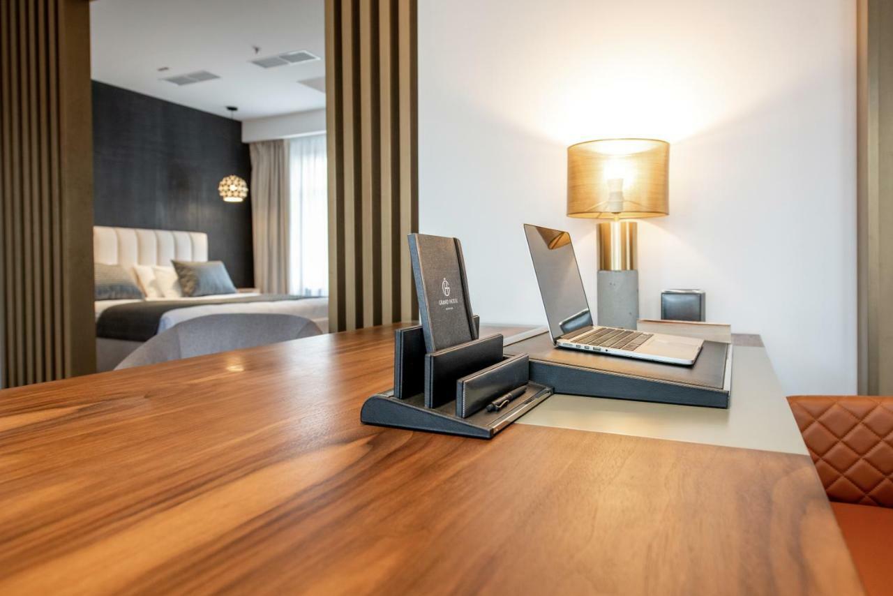 Grand Hotel Lviv Casino & Spa Εξωτερικό φωτογραφία A room at the hotel